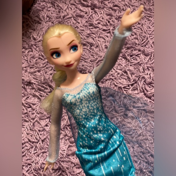 Frozen Bundle - Elsa & Anna dolls ❄️ 🏰 - Picture 9 of 15